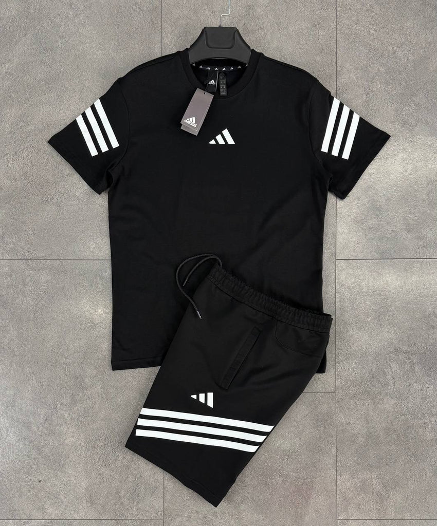 Set bărbătesc Adidas, format din pantaloni scurți și un tricou negru cu dungi albe. Calitate premium.
