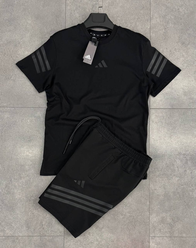 Set bărbătesc Adidas, format din pantaloni scurți și un tricou negru cu dungi gri. Calitate premium.