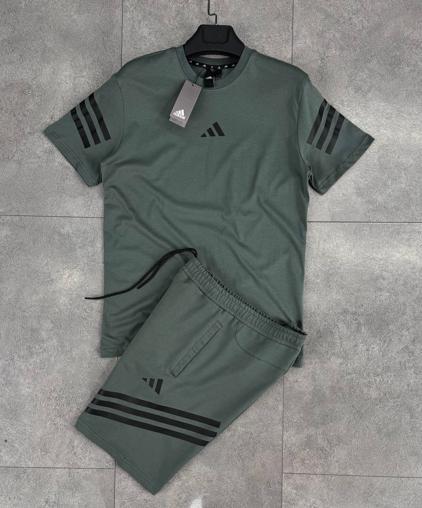 Set bărbătesc Adidas format din pantaloni scurți și un tricou gri-verzui cu dungi gri. Calitate premium.