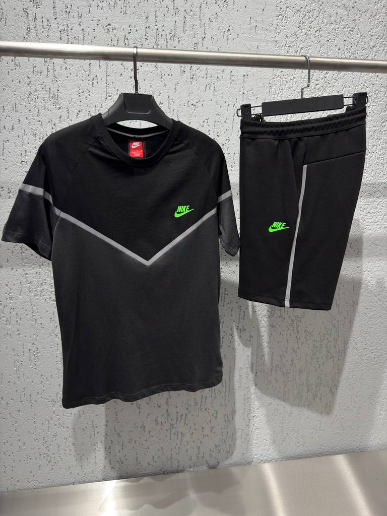 Set bărbătesc Nike Tech Fleece, format din pantaloni scurți negri și un tricou negru și grafit. Calitate premium.