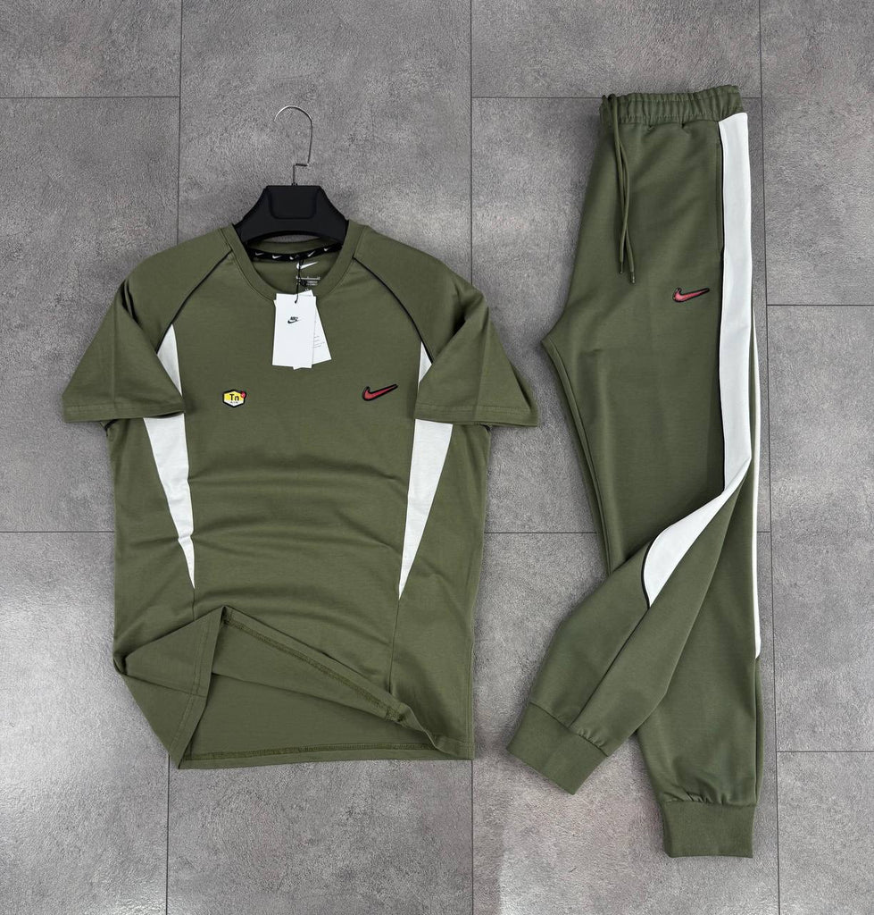 Moški komplet Nike 'Tn', majica in dolge hlače v olivno zeleni in beli barvi s črnim okrasnim črto
