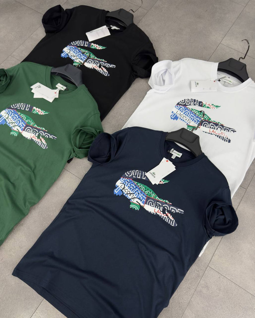 Tricou bărbătesc Lacoste, cu imprimeu crocodil mare și colorat – albastru închis. Calitate premium.